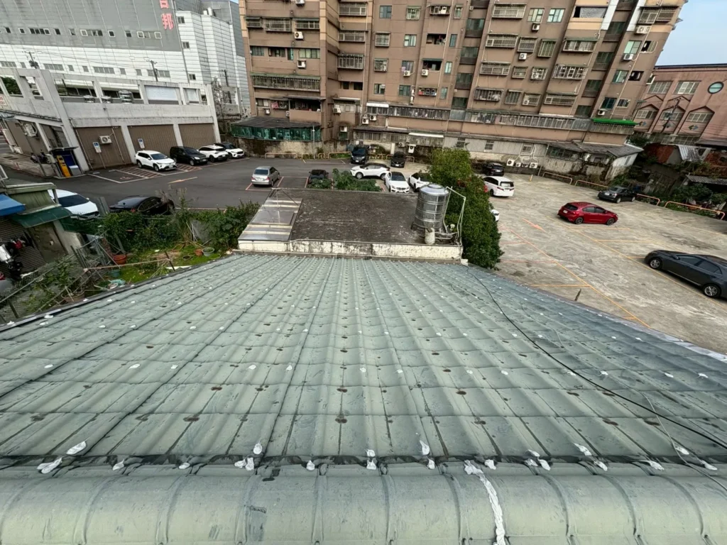 大德路鐵皮屋頂補矽利康