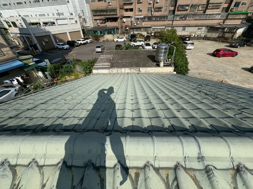 大德路鐵皮屋頂補矽利康