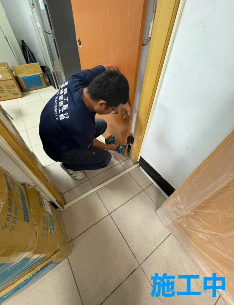 基隆後備指揮部門片更換施工中-拆除舊門片