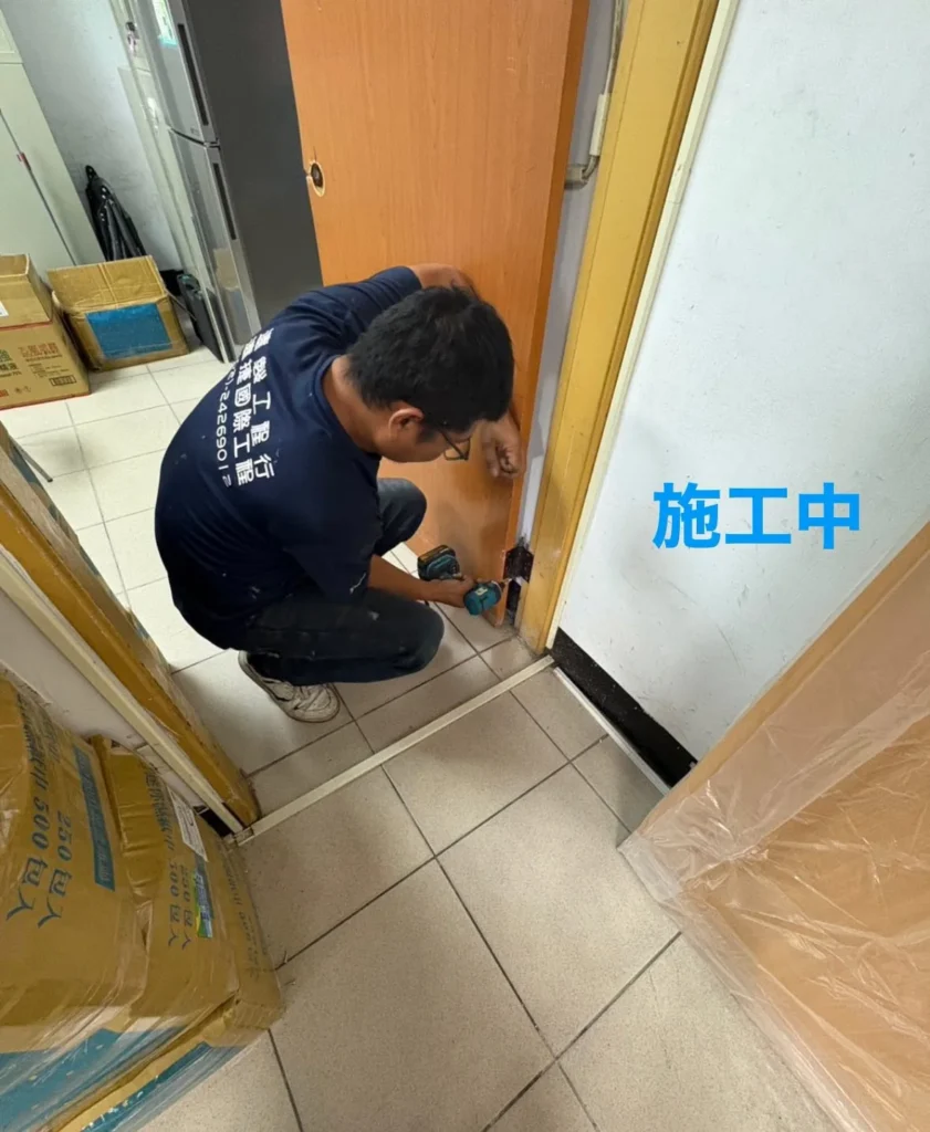 基隆後備指揮部門片更換施工中-拆除舊門片