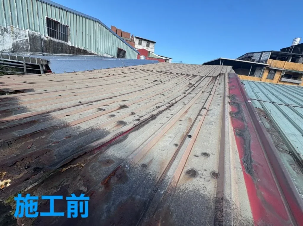 基隆安一路頂樓鐵皮屋頂施工前屋頂鏽蝕老化現況