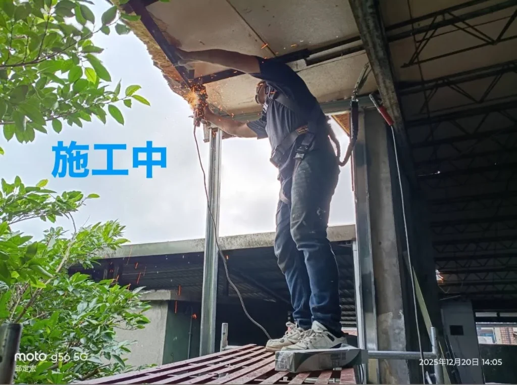 基隆安一路頂樓鐵皮屋頂施工中拆換邊緣板材