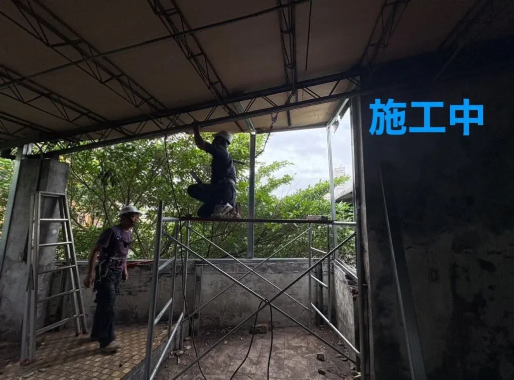 基隆安一路頂樓鐵皮屋頂施工中進行高處結構作業