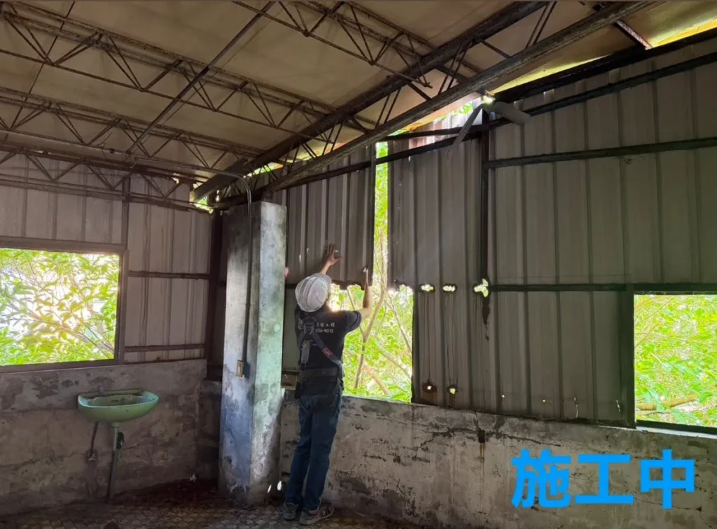 基隆安一路頂樓鐵皮屋頂施工中更換牆面鐵皮