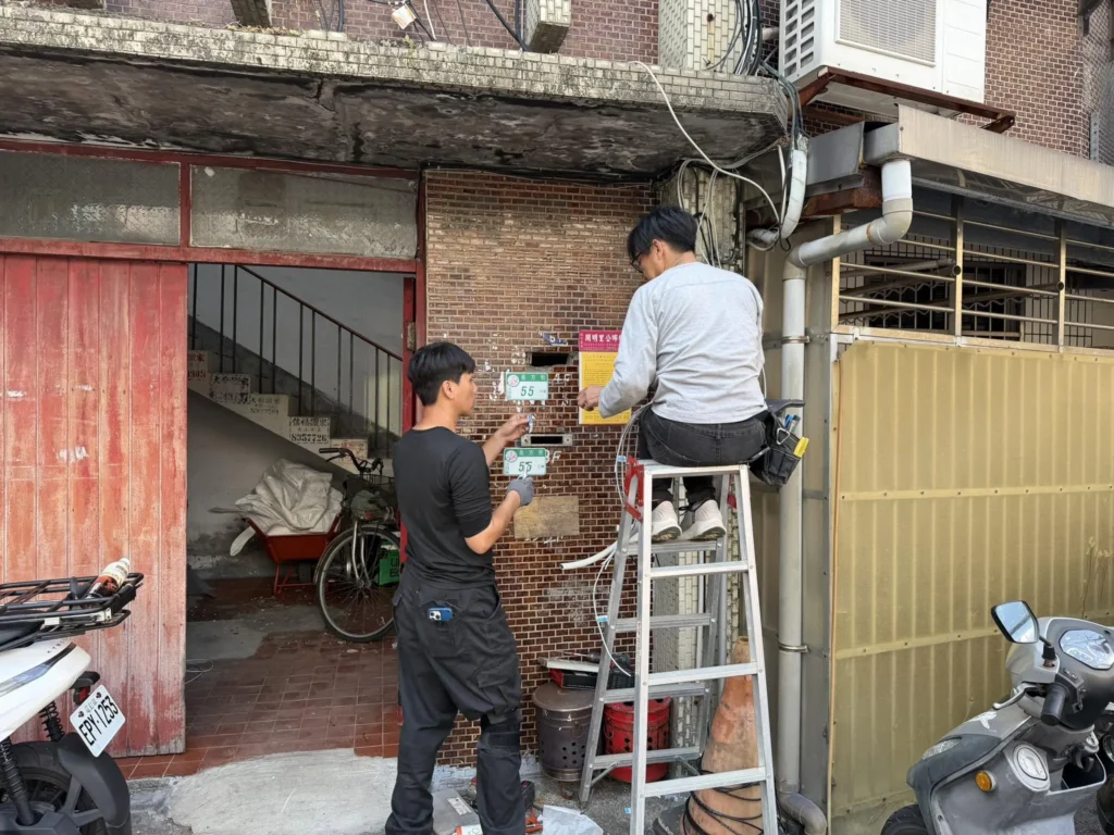 老舊公寓弱電工程施工中進行外牆對講機線路配置