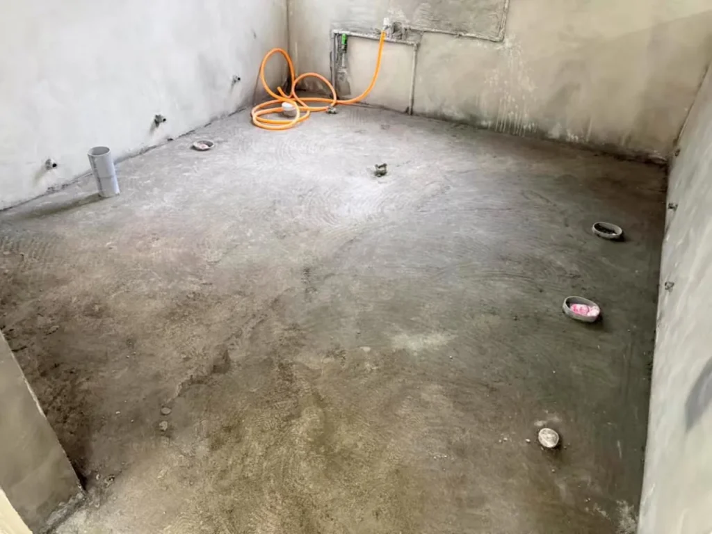 基隆中山區廁所貼地磚施工-裸露水泥地坪與管線開口
