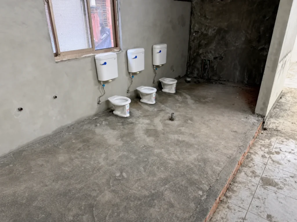 基隆中山區廁所貼地磚施工-裸露水泥地坪與三組馬桶設備