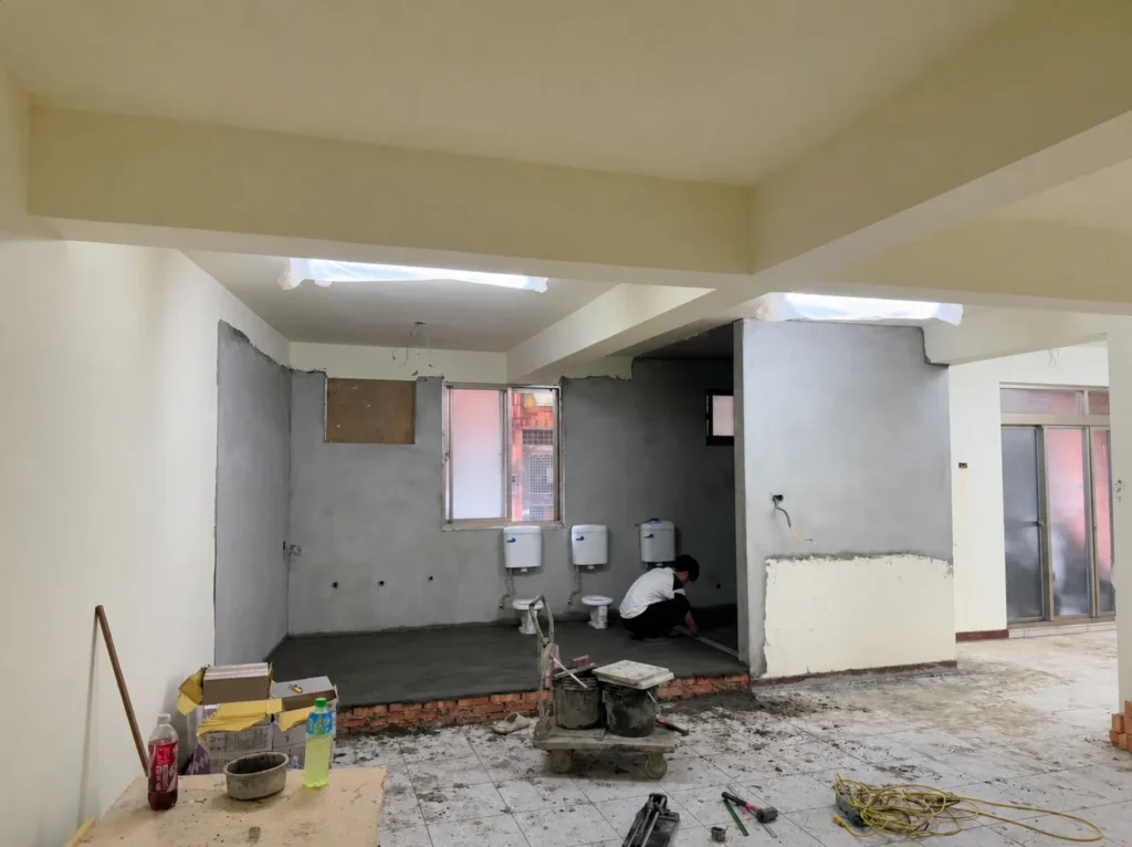 基隆中山區廁所泥作施工中大範圍砂漿地坪整平作業