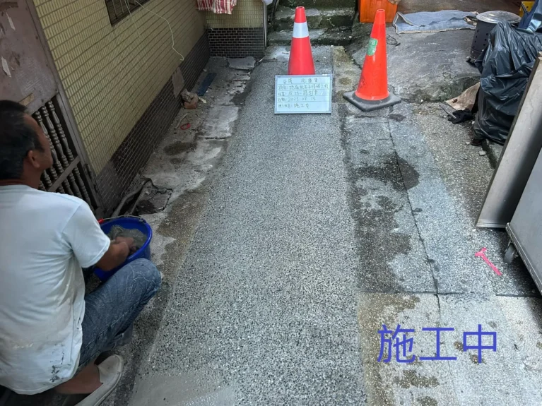 基隆市仁愛區兆連里抿石工程施工中_路面抿石
