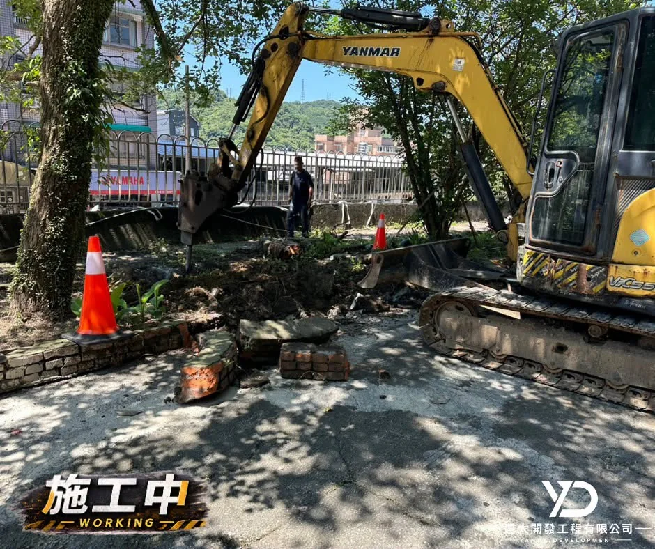 基隆培德高職附設駕訓班停車場整修工程施工中_挖土機破除既有地面