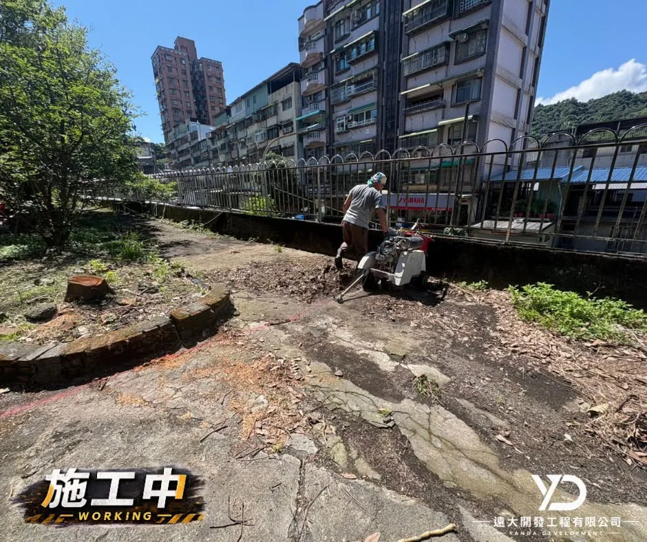 基隆培德高職附設駕訓班停車場整修工程施工中_整地機進行地面整平