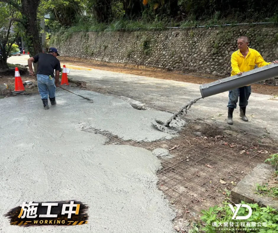 基隆培德高職附設駕訓班停車場整修工程施工中_混凝土澆置與鋪平