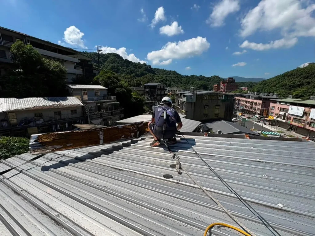 屋頂鋼構補強施工中_毀損鐵皮移除