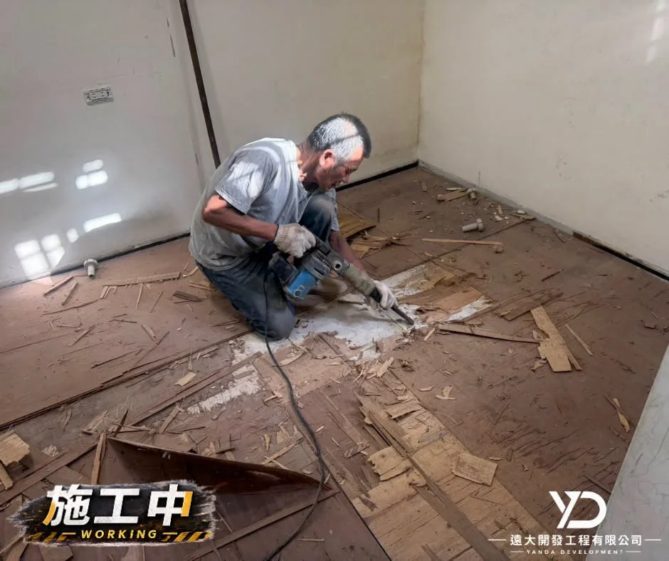 新北市汐止區室內拆除泥作施工中_木作地板打除作業