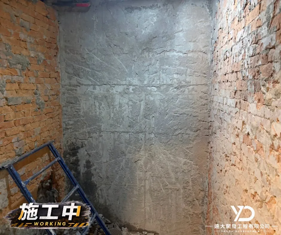 新北市汐止區室內拆除泥作施工中_浴室牆面基底檢查