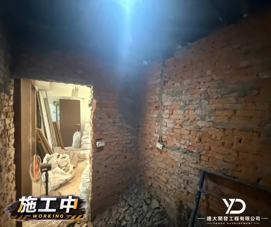 新北市汐止區室內拆除泥作施工中_浴室牆面打除完成
