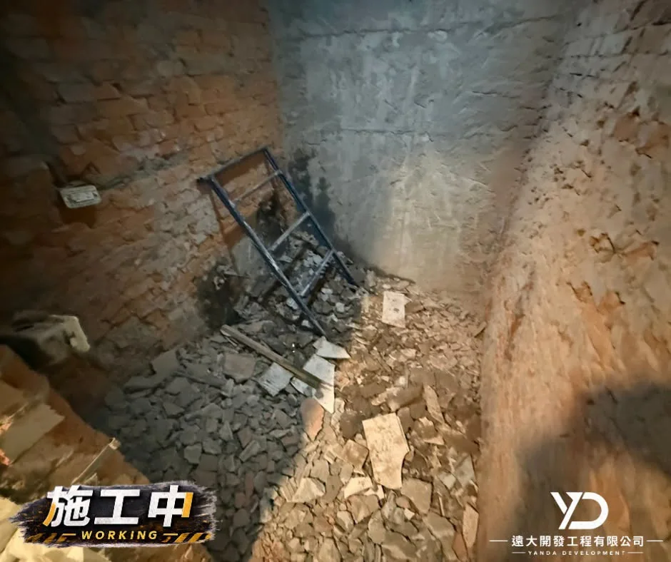 新北市汐止區室內拆除泥作施工中_浴室磁磚打除見底