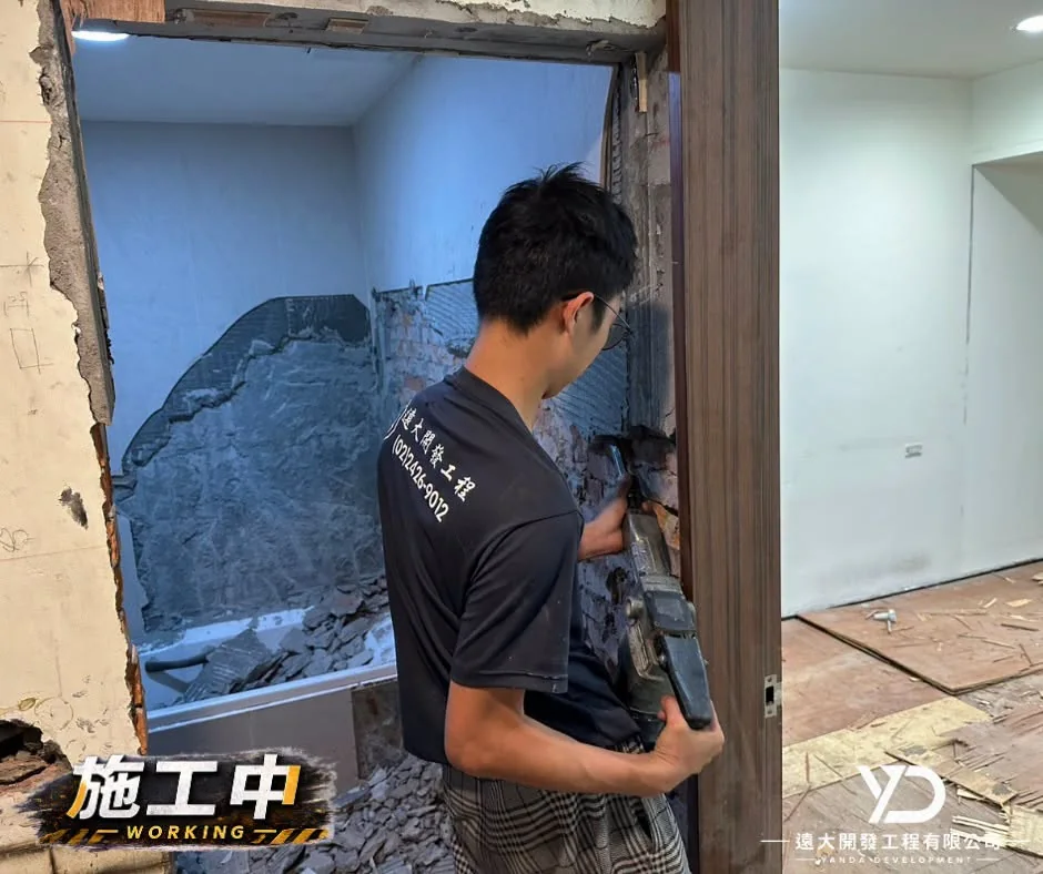 新北市汐止區室內拆除泥作施工中_浴室門框與牆面打除