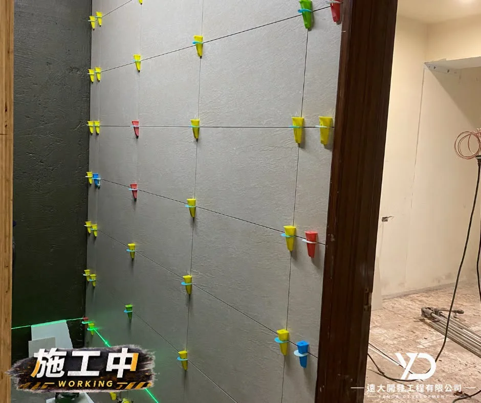 新北市汐止區室內拆除泥作施工中_牆磚間距校正