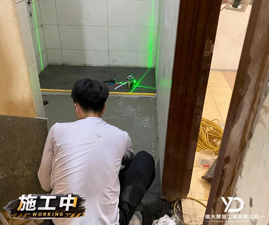 新北市汐止區室內拆除泥作施工中_雷射水平放樣