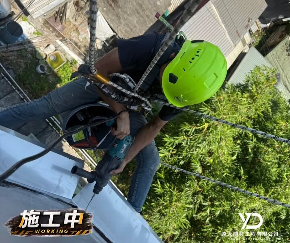 施工中_蜘蛛人鑽磨外牆
