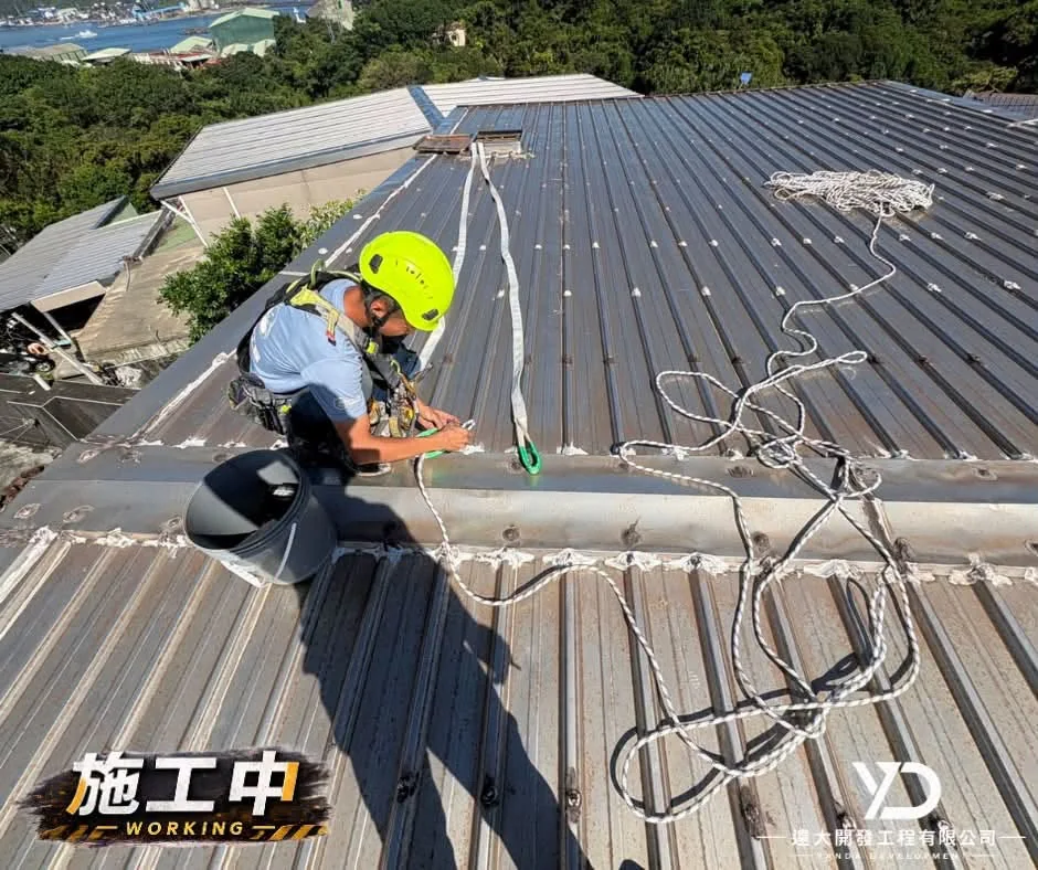 施工中_鐵皮屋接縫防鏽塗裝