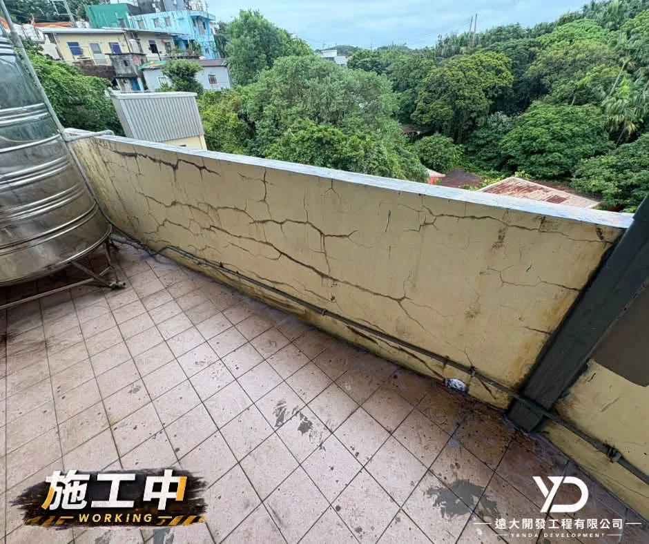 施工中_陽台女兒牆裂紋檢視