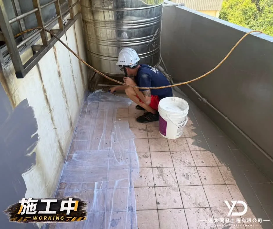 施工中_陽台牆角防水塗裝