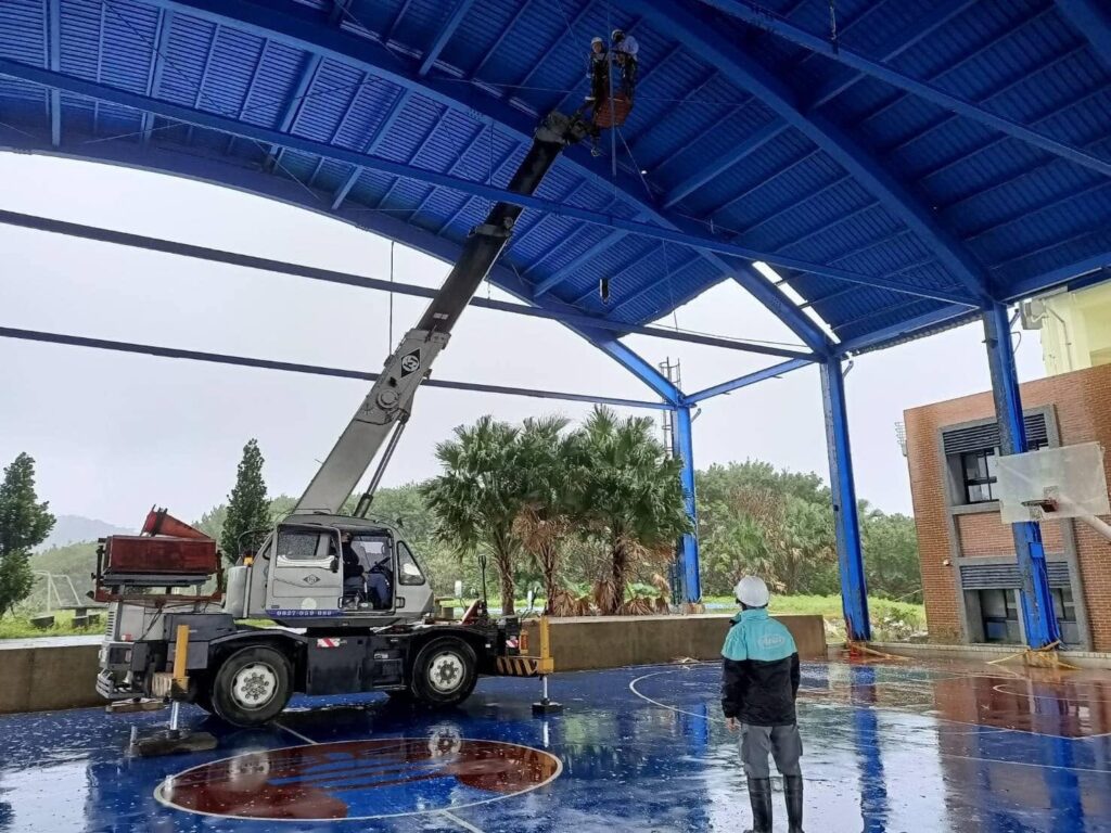 正濱國中鐵皮結構補強_施工中_利用高空作業車進行屋頂維修