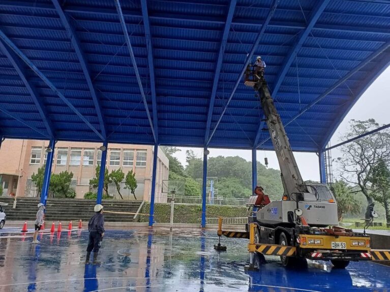 正濱國中鐵皮結構補強_施工中_利用高空作業車進行屋頂補強
