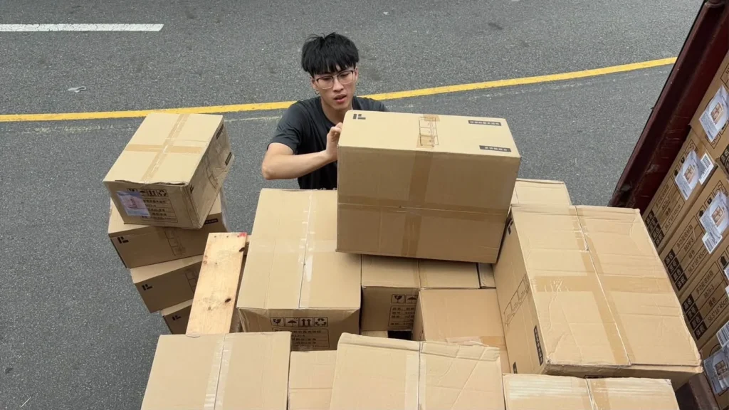 貨櫃拆櫃理貨施工中_大型紙箱搬運