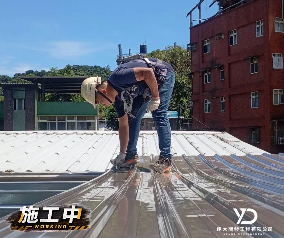 鐵皮屋新建施工中_三合一浪板屋頂安裝
