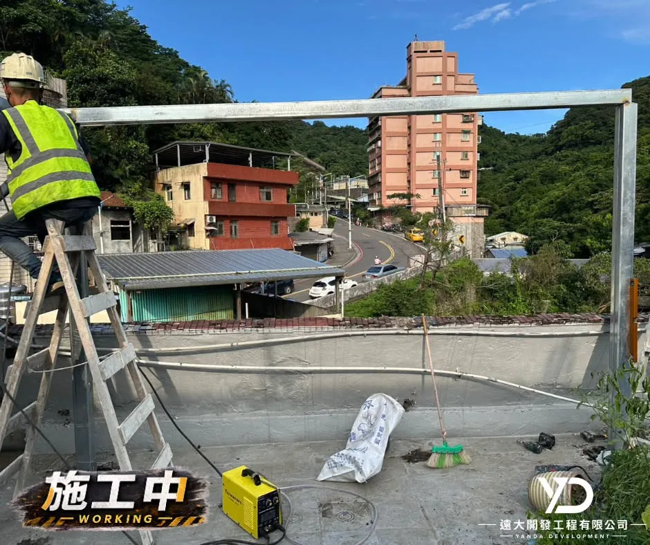 鐵皮屋新建施工中_白鐵骨架立柱橫梁安裝