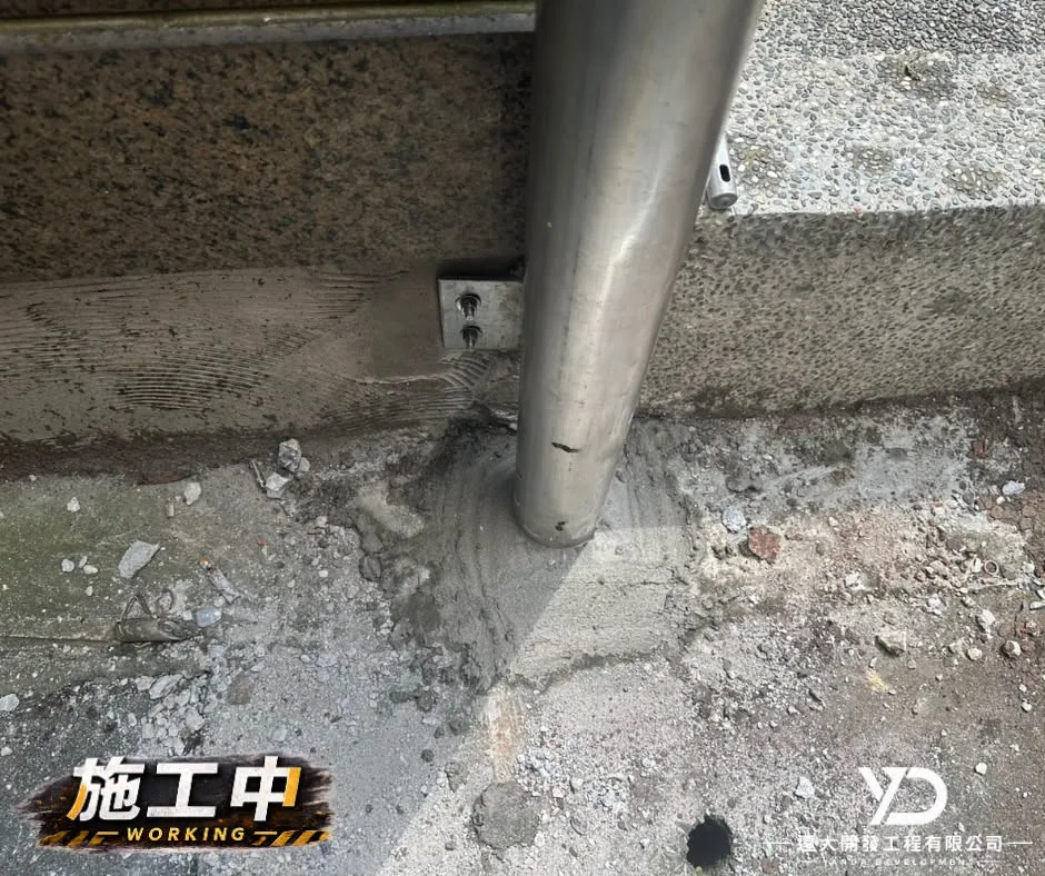 長虹大鎮白鐵菱形網更新施工中_支柱固定近照