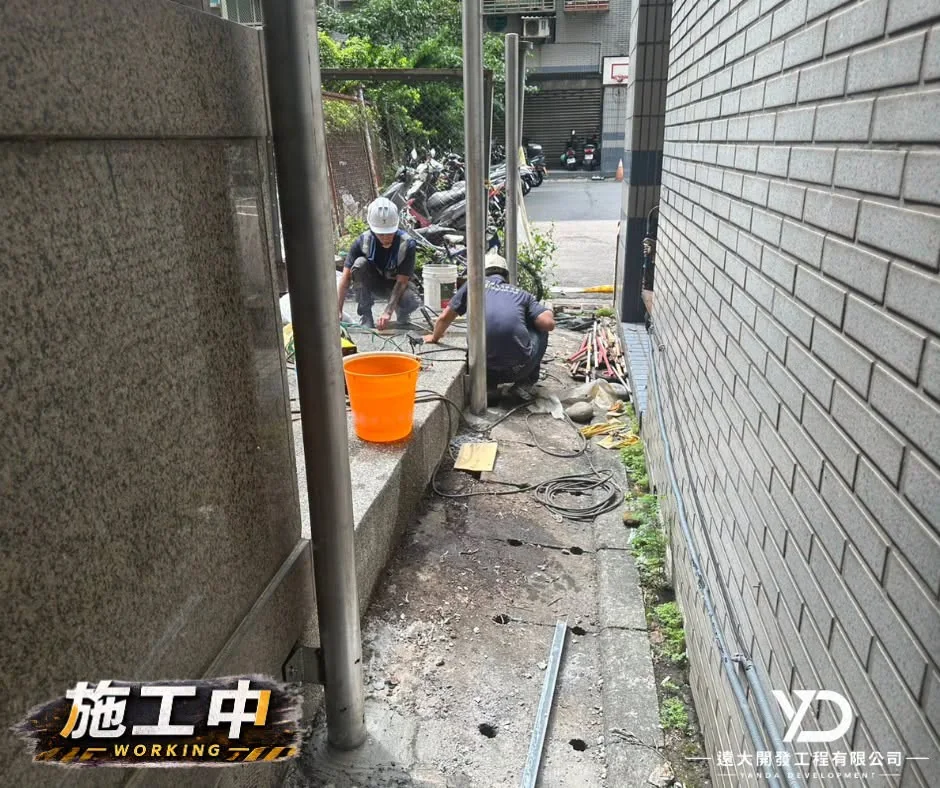 長虹大鎮白鐵菱形網更新施工中_支柱基礎施作