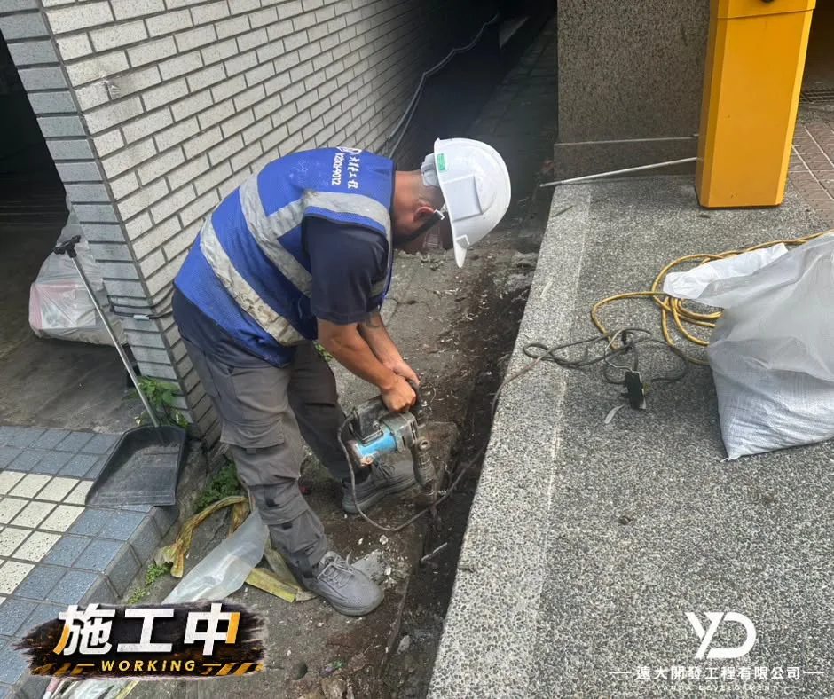 長虹大鎮白鐵菱形網更新施工中_支柱基礎開挖