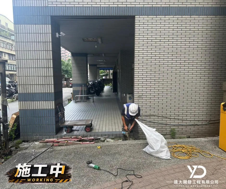 長虹大鎮白鐵菱形網更新施工中_舊有圍籬拆除作業