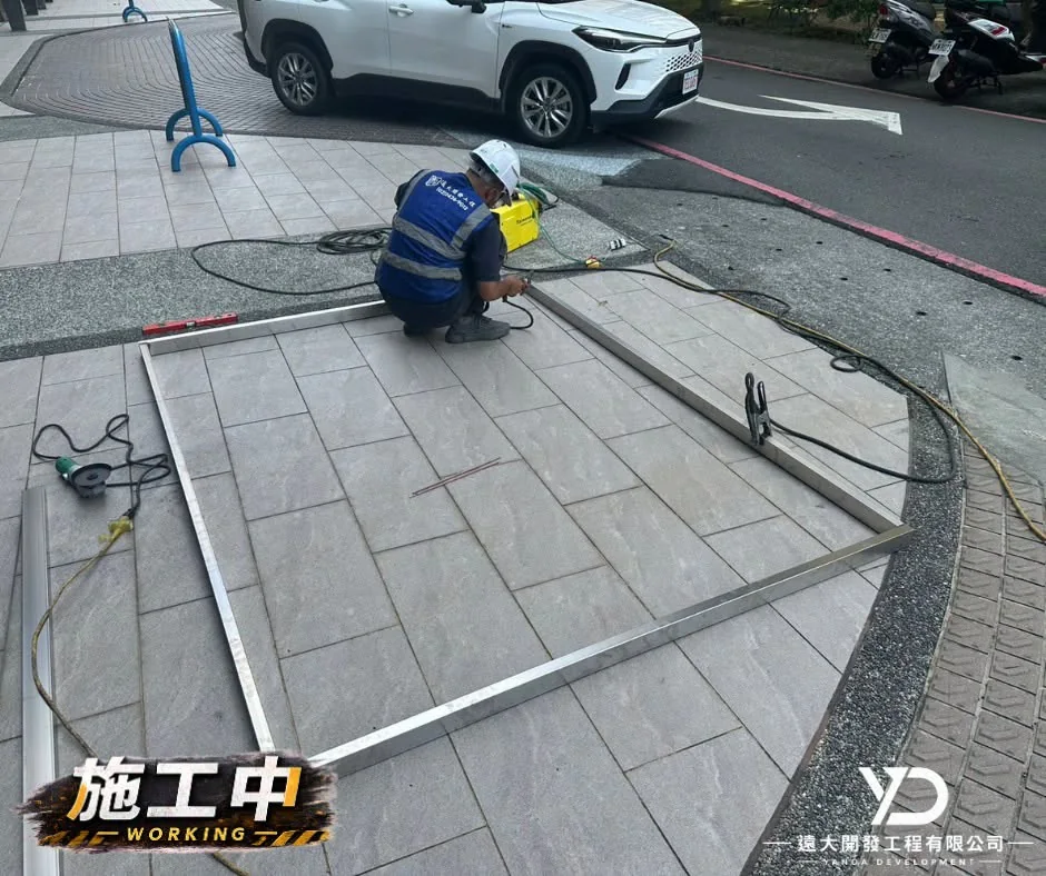 長虹大鎮白鐵菱形網更新施工中_金屬框架裁切組裝_1