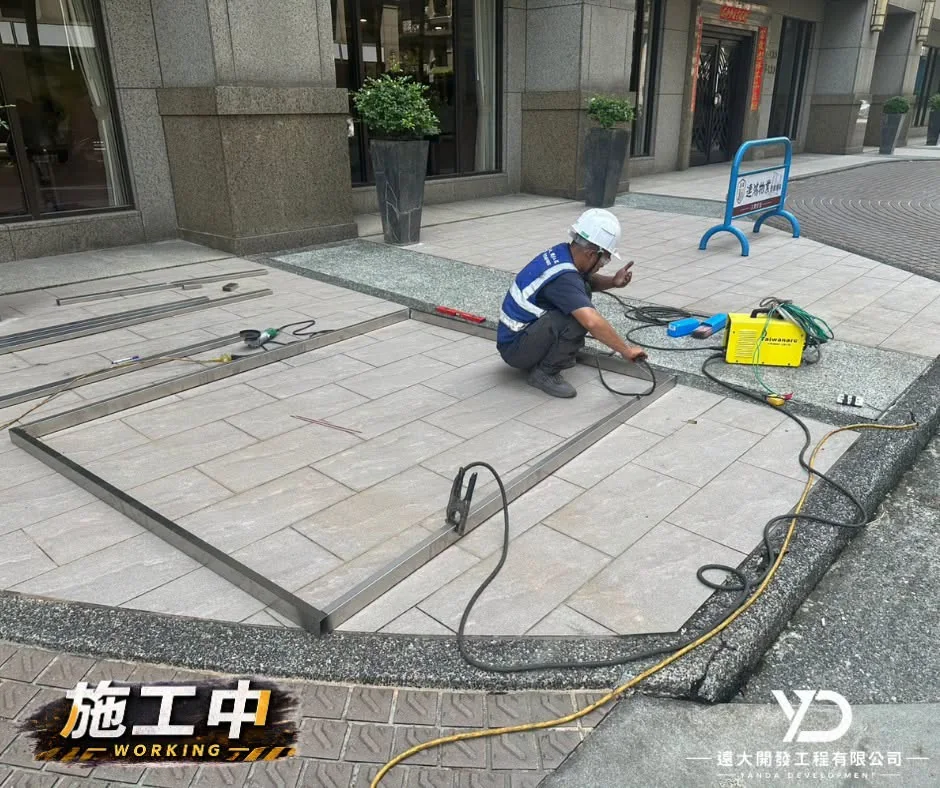 長虹大鎮白鐵菱形網更新施工中_金屬框架裁切組裝_2