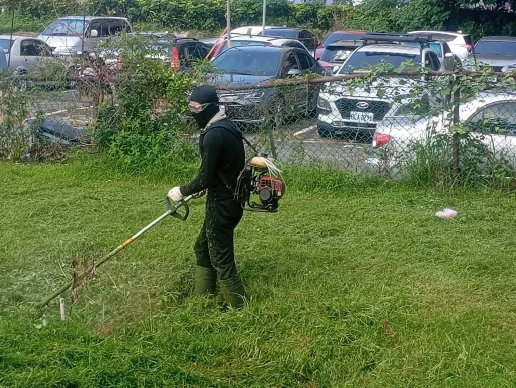 除草環境整理施工中_空地雜草修整作業