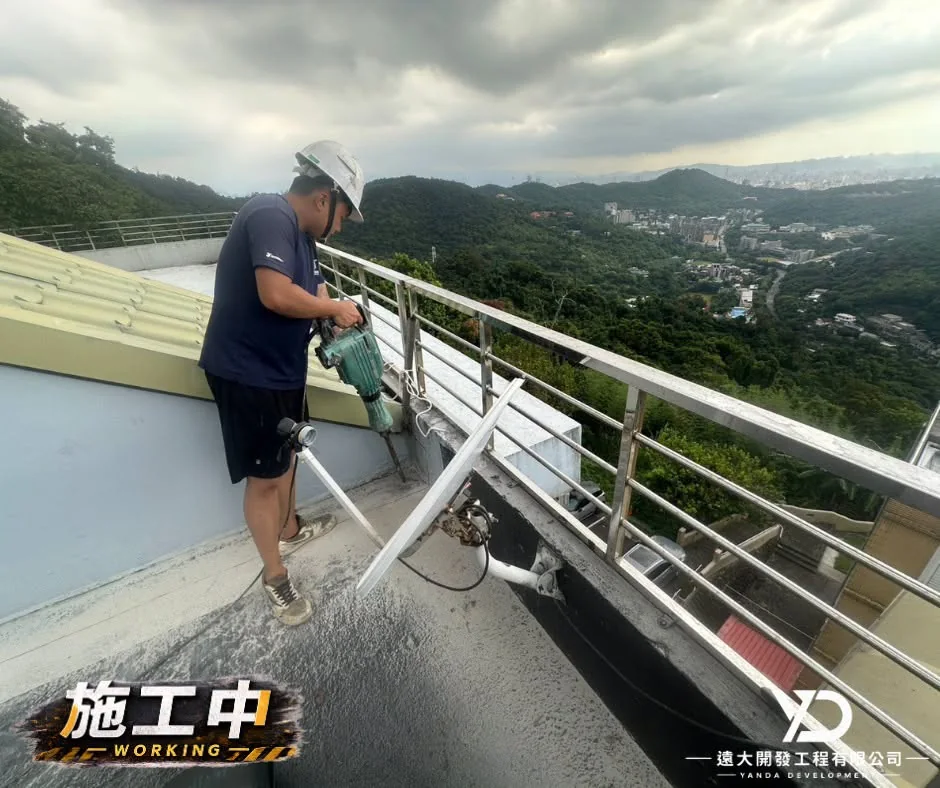 頂樓截水溝施作工程施工中_欄杆邊溝槽施工