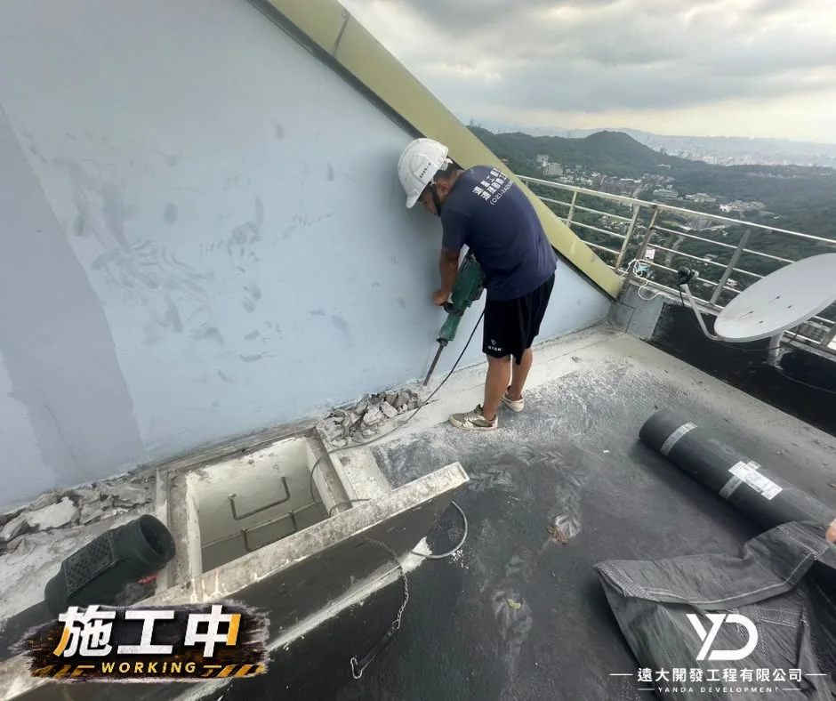 頂樓截水溝施作工程施工中_牆邊基面打除