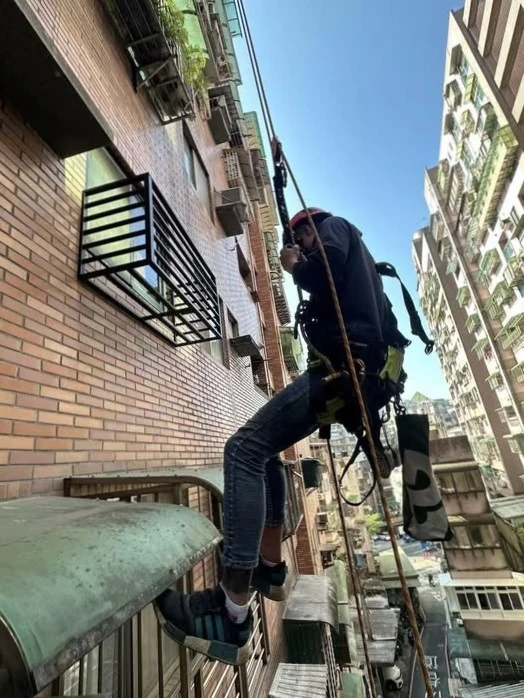 蜘蛛人高空作業人員懸吊於住宅大樓外牆進行施工