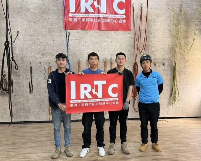四名工業繩索技術訓練學員完成課程後合影
