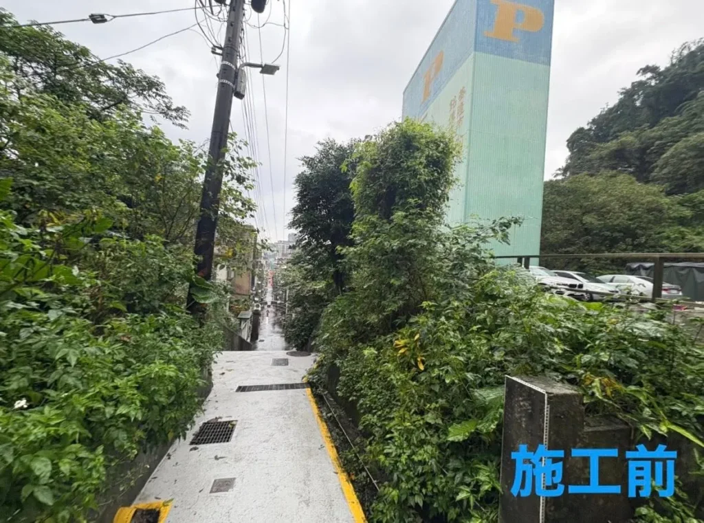 銘傳國中施工前狹窄校園步道兩側樹木枝葉繁密