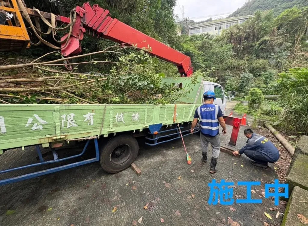 銘傳國中鋸樹施工中吊臂旁集中枝幹準備裝載清運