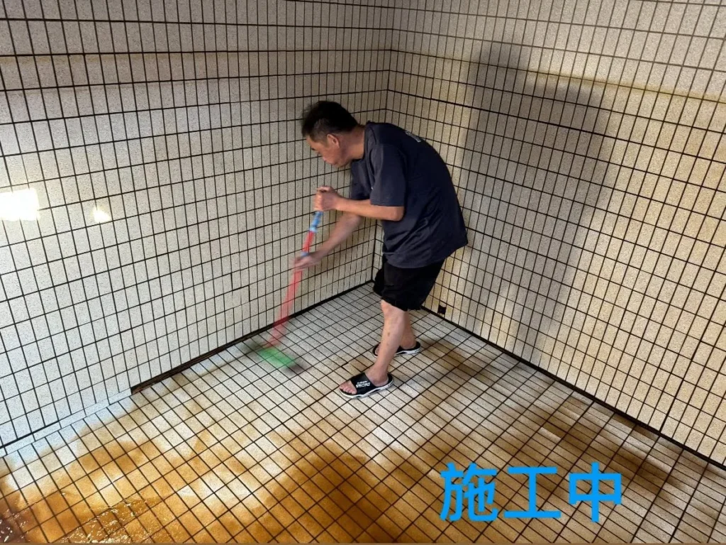 基隆深美長照中心施工人員沖洗水塔內部磁磚表面