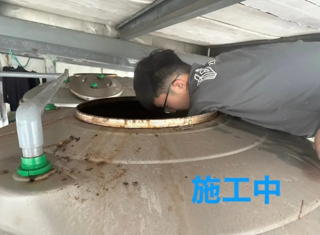 樂利三街水塔清洗中施工人員由開口檢查槽內狀況