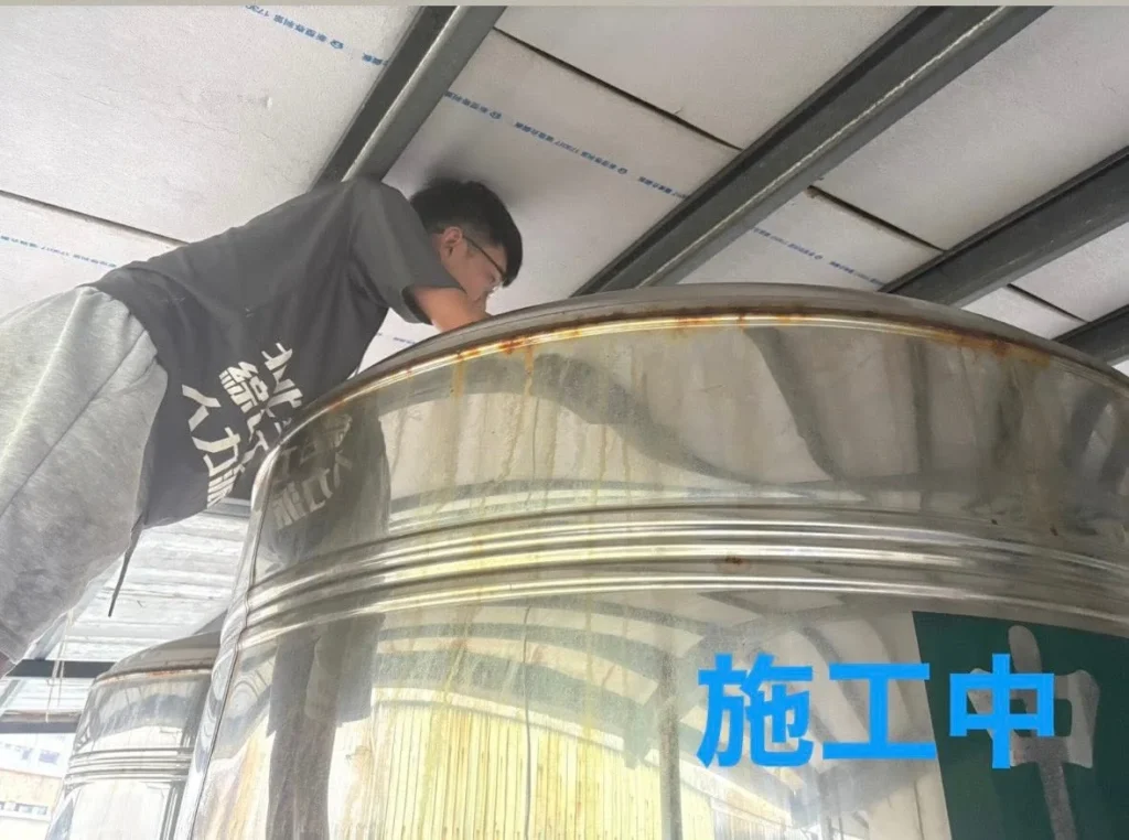 基隆樂利三街施工人員進入不鏽鋼水塔進行清洗