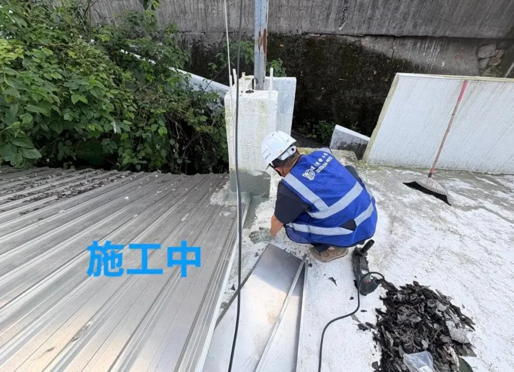 月眉路鐵皮屋頂施工中處理柱腳周圍封板與接縫